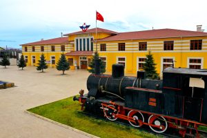 A vintage steam locomotive displayed at the Sivas Railway Station in Turkey, showcasing historical transport heritage. — 10 F