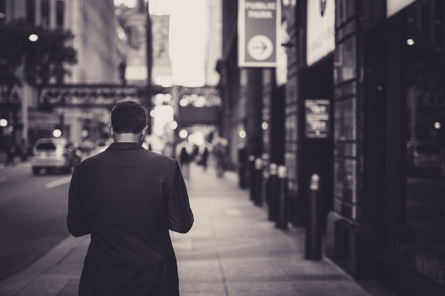 Man in a suit walking down a city street in a lonely, urban setting. — Eladelantado Offering Reviews and Insights Into Techno