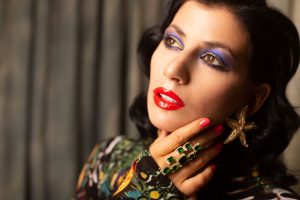 Portrait of a woman with bold makeup and luxurious jewelry, exuding glamour. — Skincare ingredients to use on oily skin