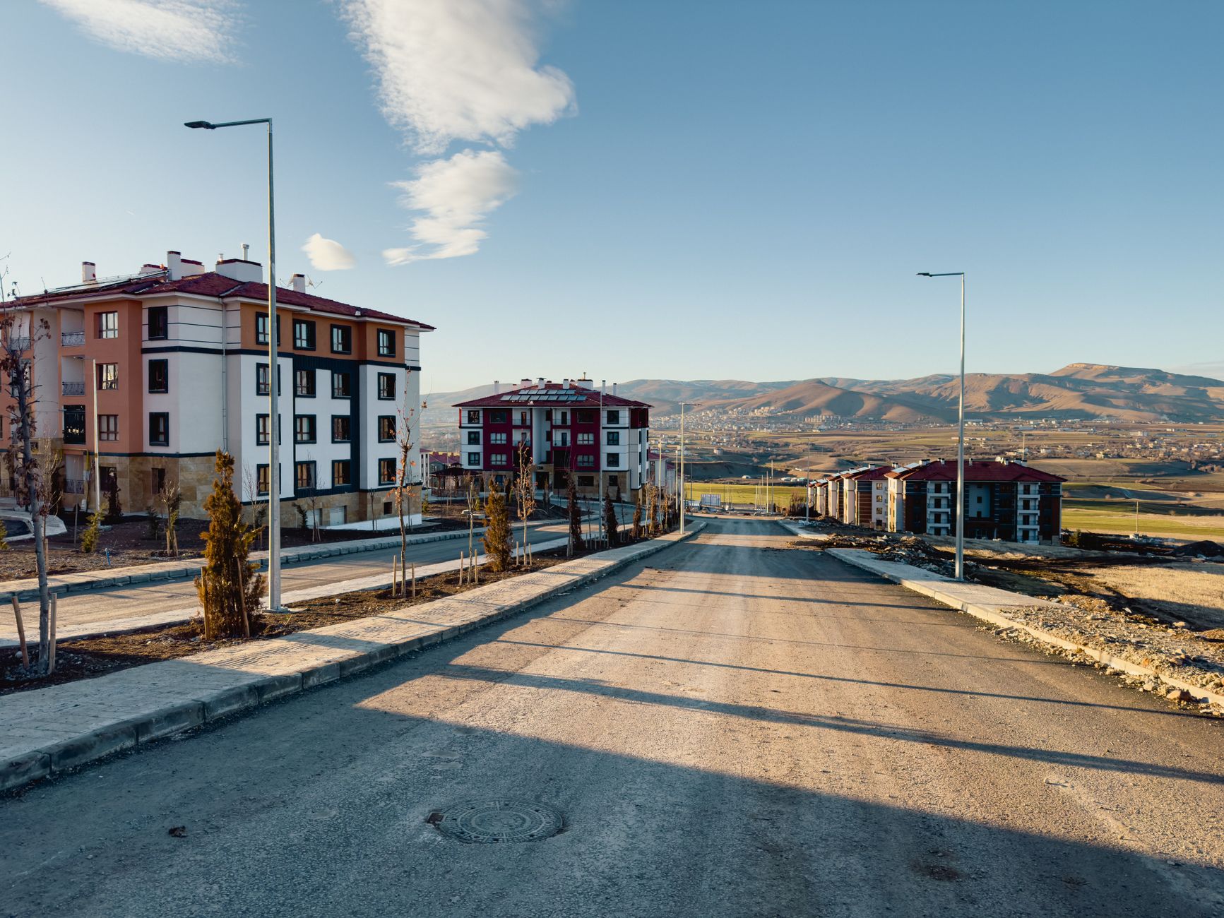 Quiet suburban street with modern apartments and a scenic view in Palu, Elazığ, Türkiye. — Choosing the right surroga